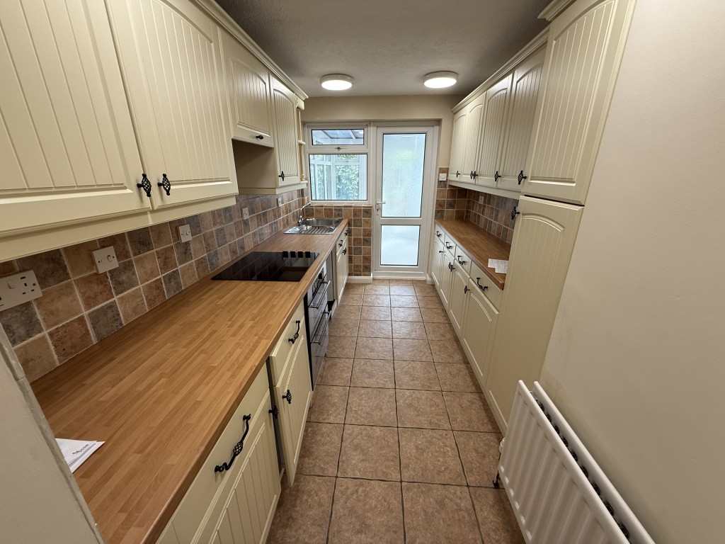 Lot: 200 - VACANT TWO-BEDROOM HOUSE - Kitchen